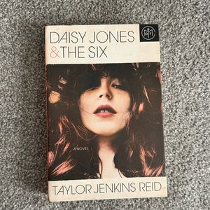 DAISY JONES & THE SIX BY TAYLOR JENKINS REID